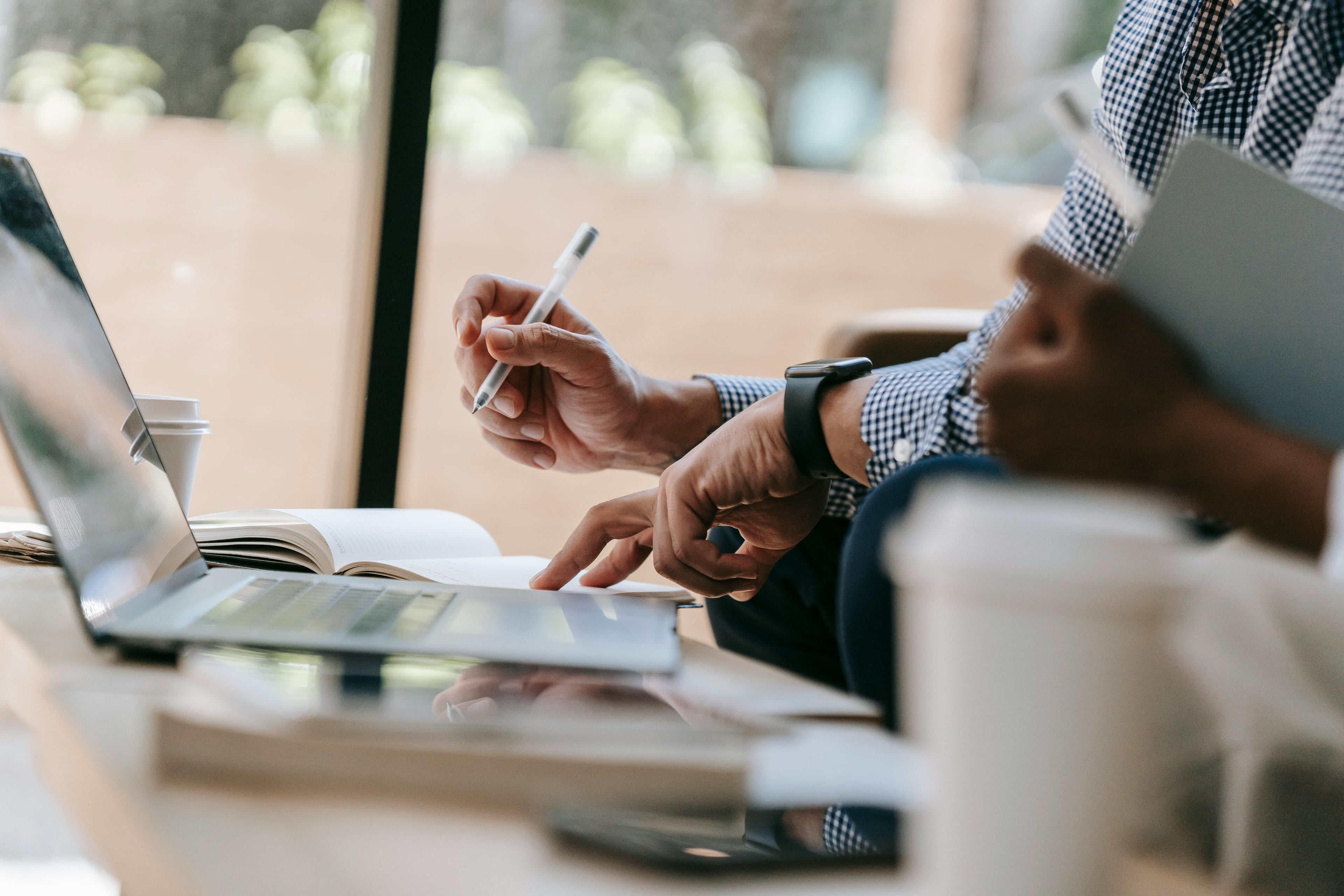 Equipo de MCR Gestoría Online atendiendo a pymes del Baix Llobregat